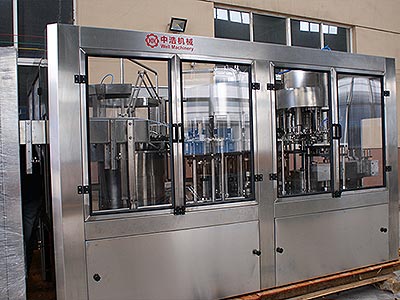 全自動瓶裝水灌裝機(jī)